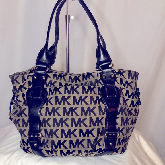 MICHAEL KORS tan and black signature satchel. Leather and canvas exterior. - Picture 6 of 16